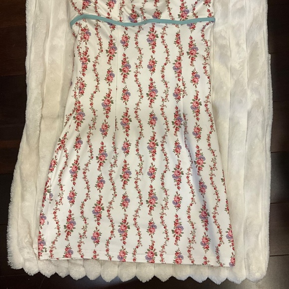 EDIKTED Mini white floral dress with blue ribbon - Picture 2 of 3